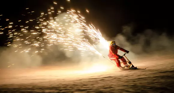 Ski- und Feuershow erhellt Nacht in Hochoetz