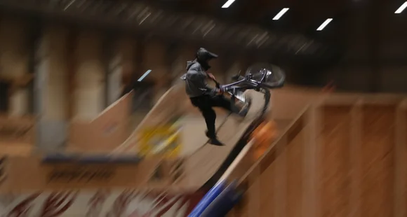 Airtime im Indoor Bikepark: AREA 47 lädt zum Airbag Contest Vol. 3 presented by Raiffeisen Club