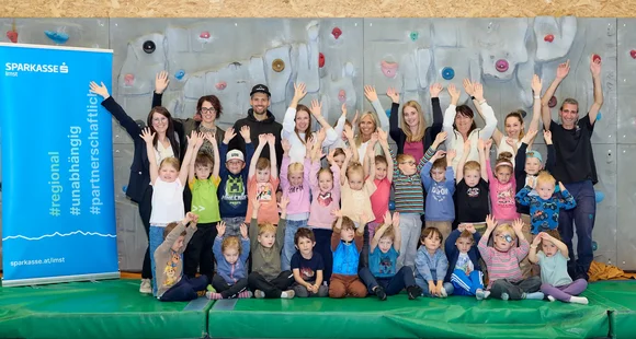Sparkasse Imst unterstützt Kletterkurs des Kindergartens St. Anton am Arlberg